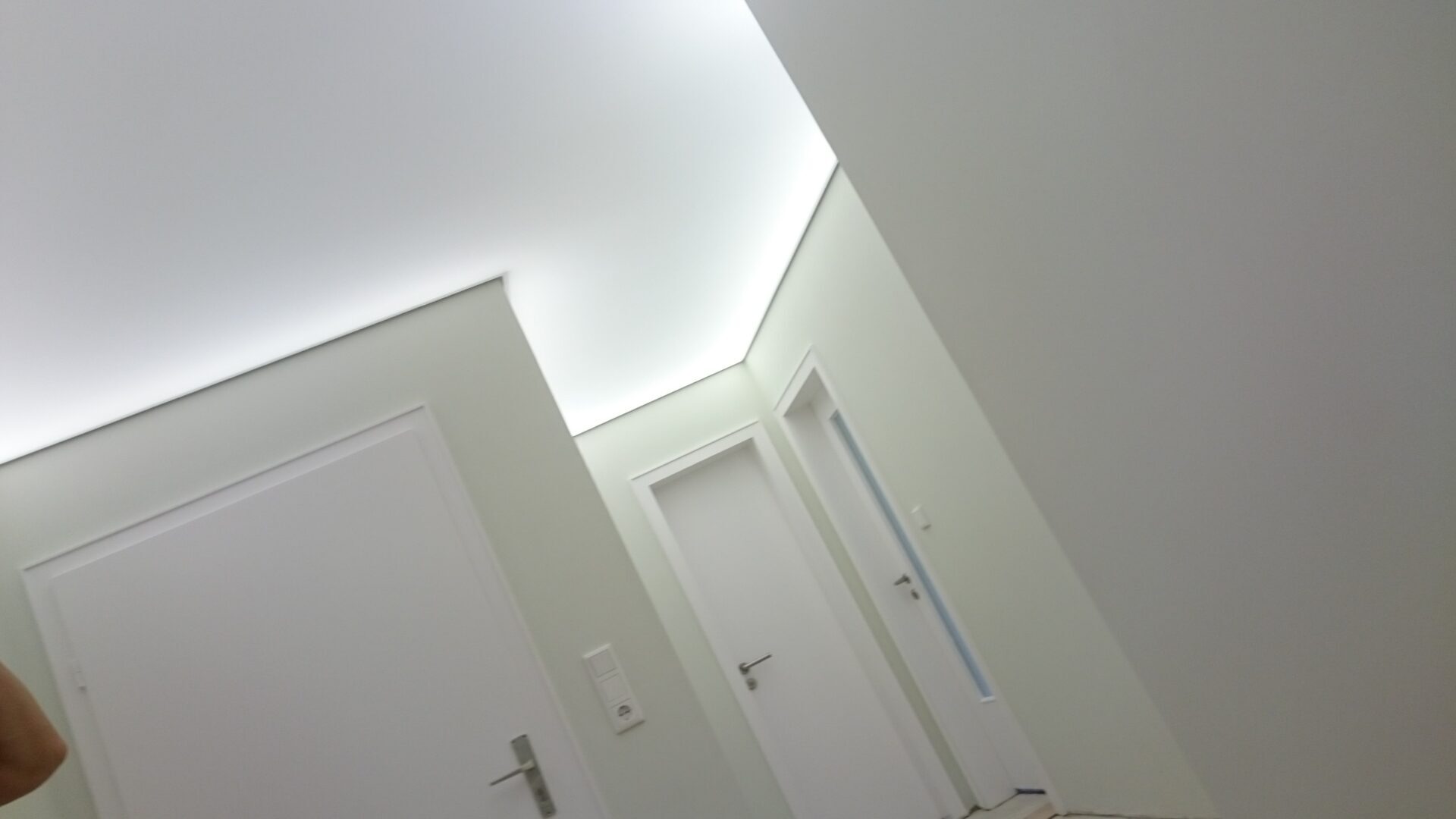 Heller Flur mit Lichtfuge und glatter Decke
