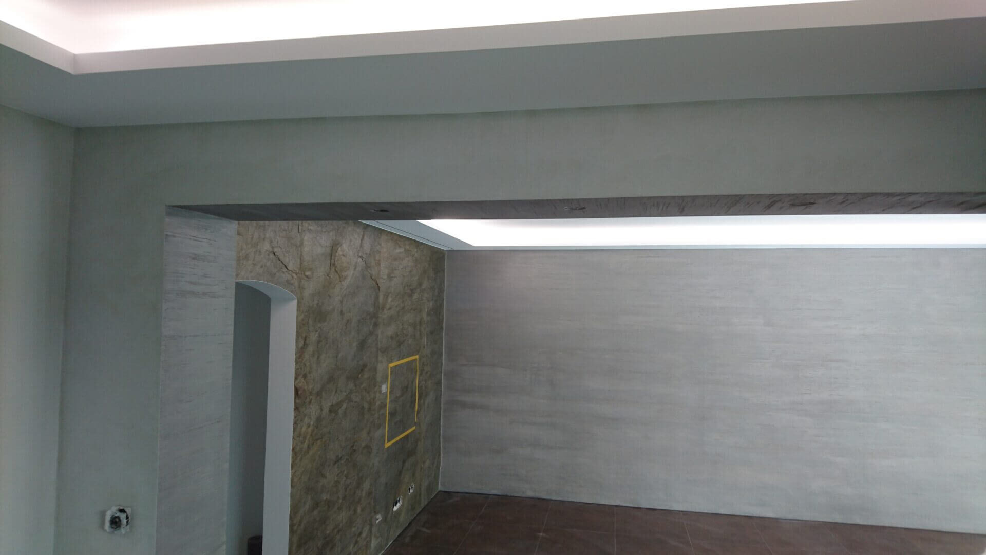 Wand-Decken-Anschluss mit Lichtfuge