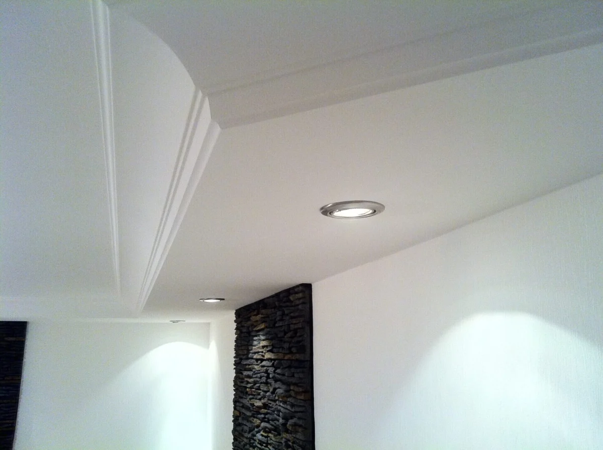 Stuck und Trockenbau an der Decke