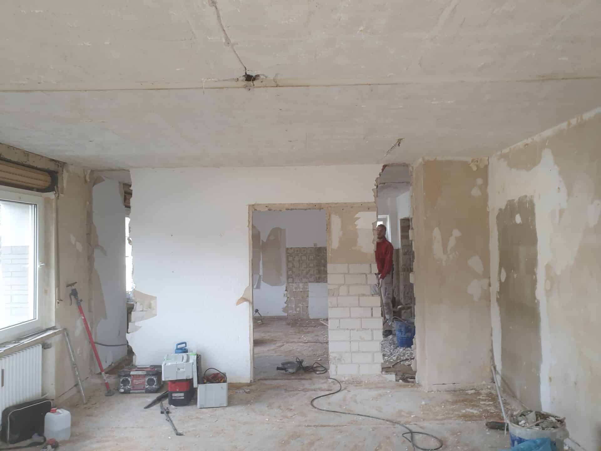 Malermeister Eugen Schröder entfernt eine Wand während Renovierung arbeiten in Bielefeld