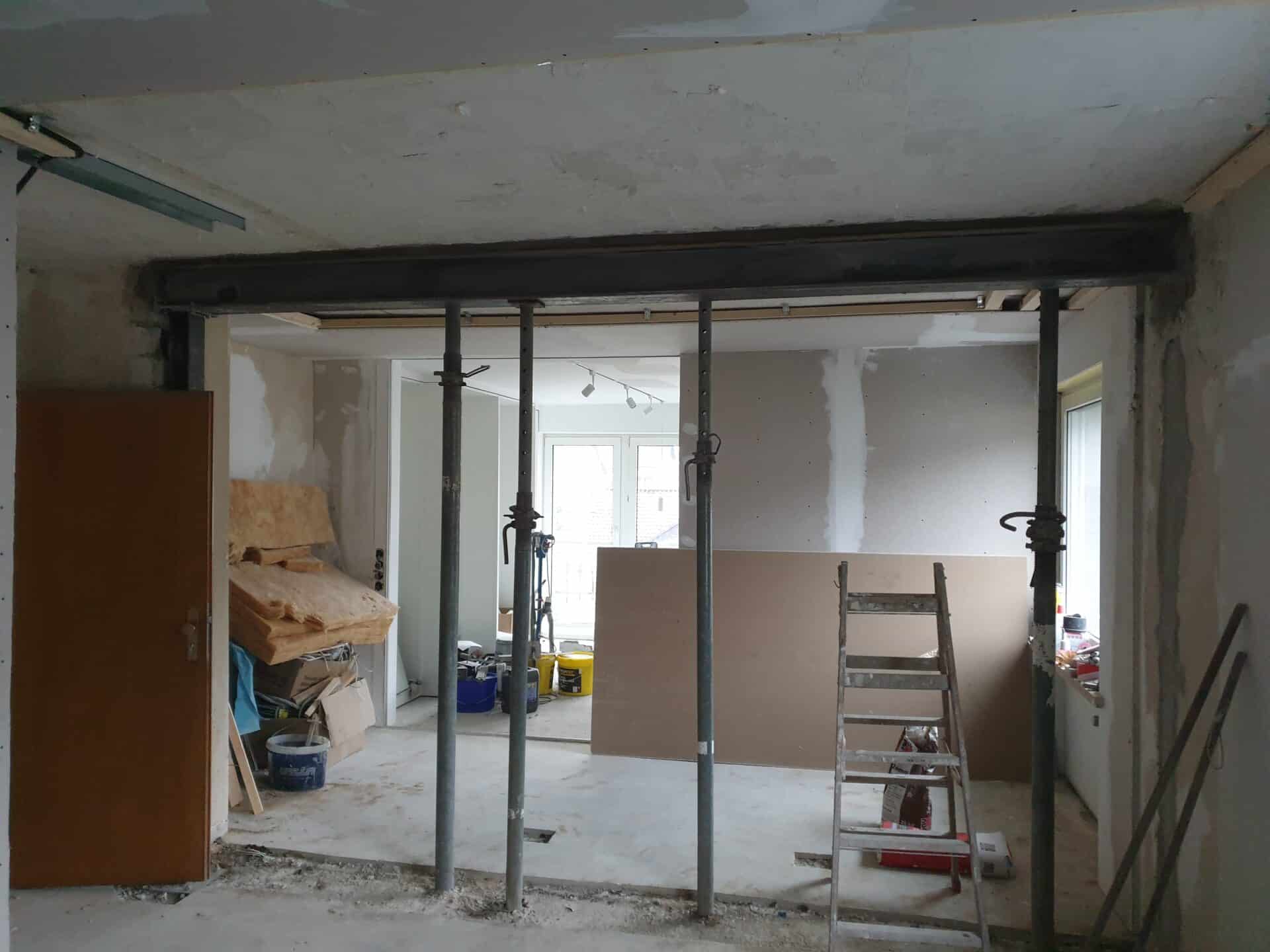 Malermeister Eugen Schröder baut einen Träger während Renovierungsarbeiten in Bielefeld ein