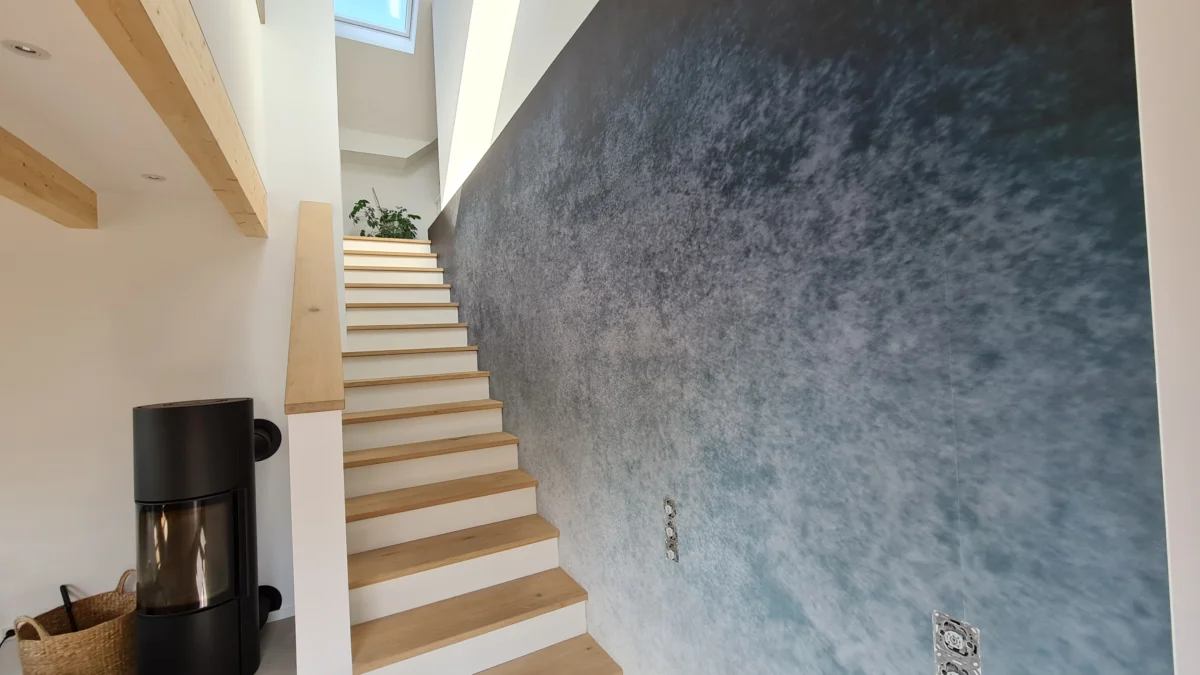 Farbig gestaltete Wand im Treppenhaus