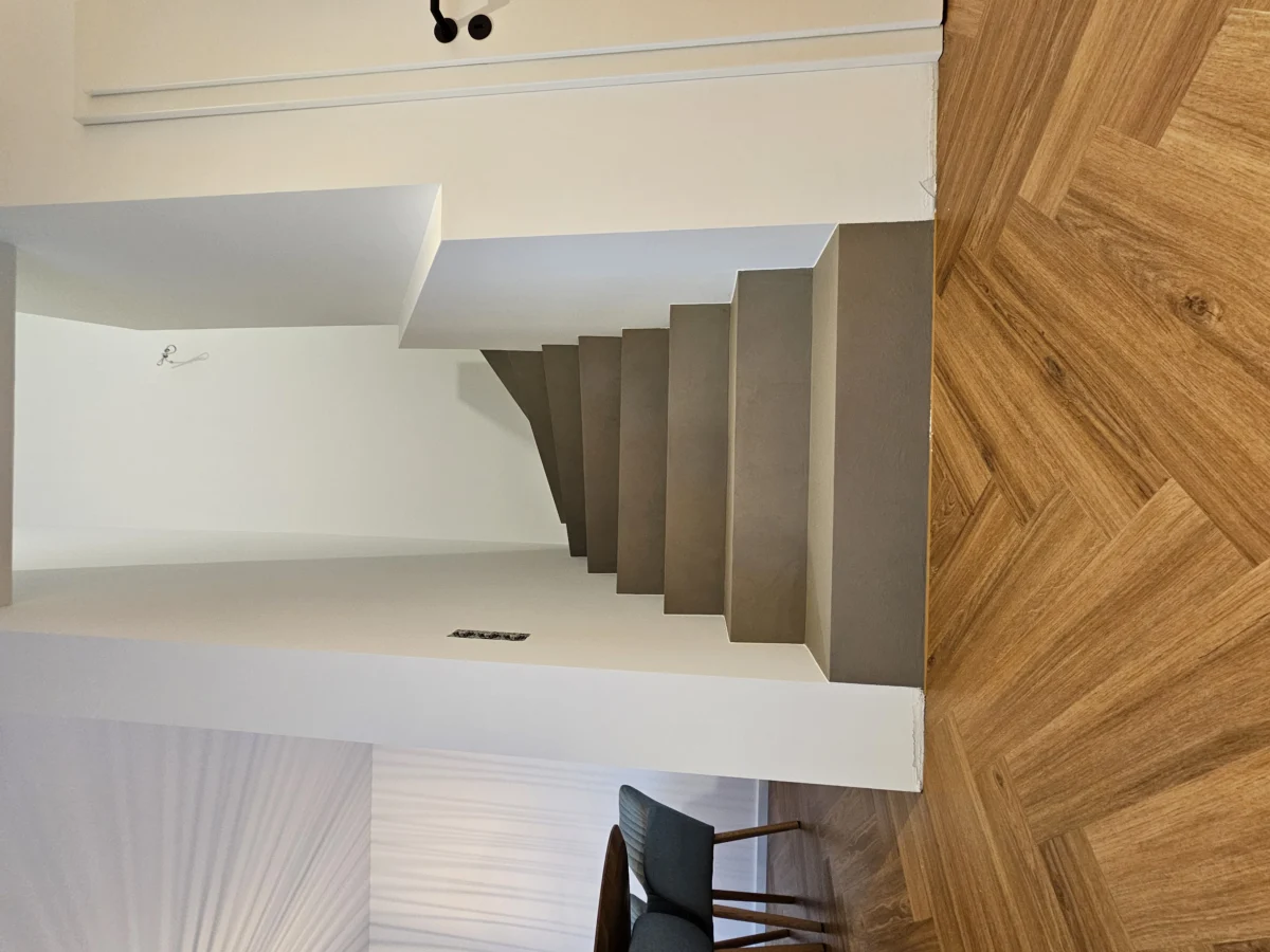 Parkettboden und Treppe mit Anschluss