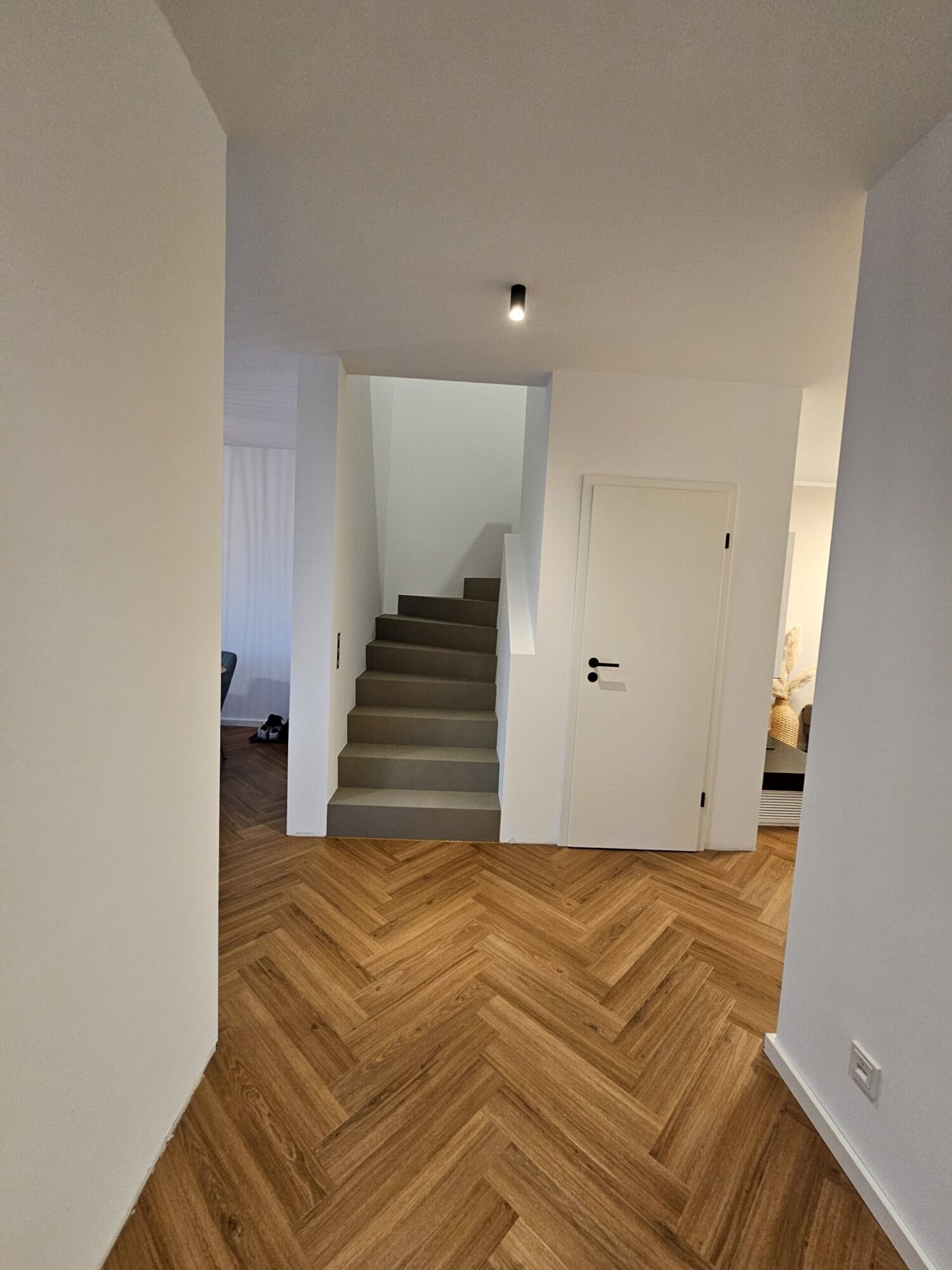 Flur mit Fischgrätboden und Treppe