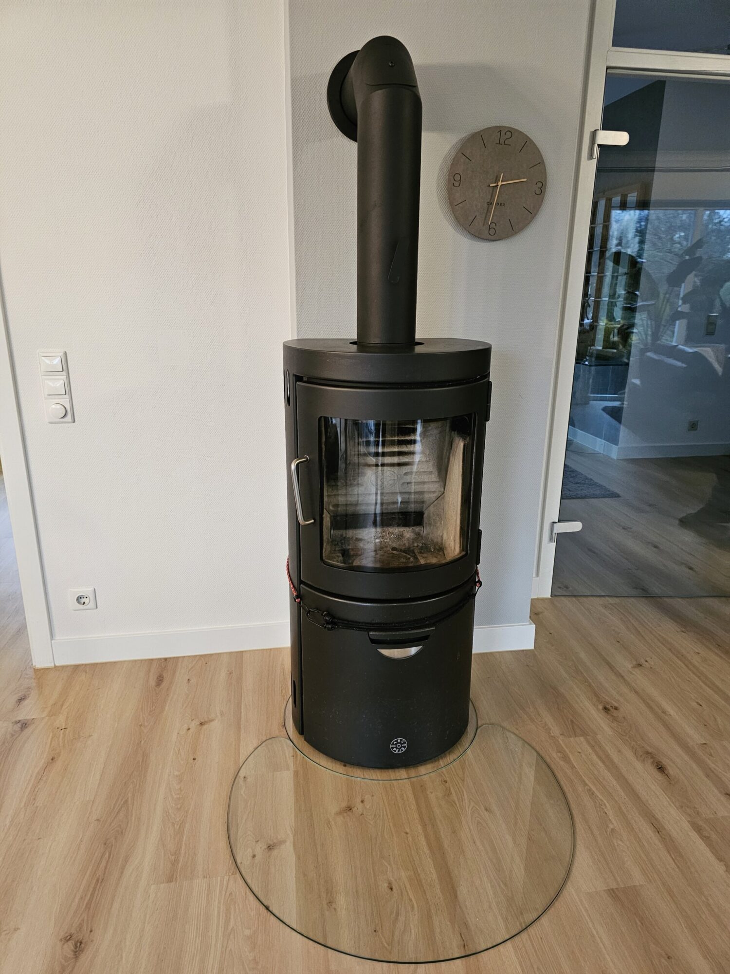 Kaminofen auf Holzoptikboden mit sauberem Bodenanschluss