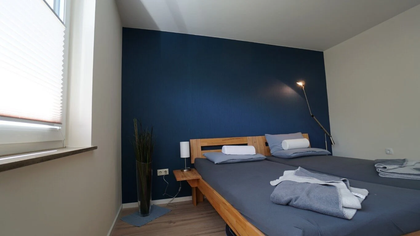 Schlafzimmer nach Tapezier- und Malerarbeiten