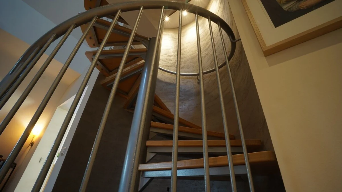 Treppenhaus mit Wandgestaltung