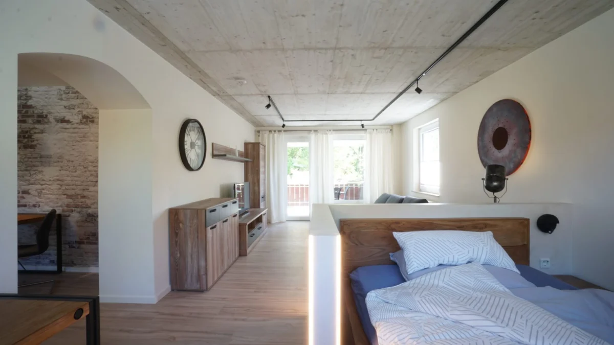 Renovierter Wohnraum mit Lichtloesung und sauber abgestimmten Oberflächen
