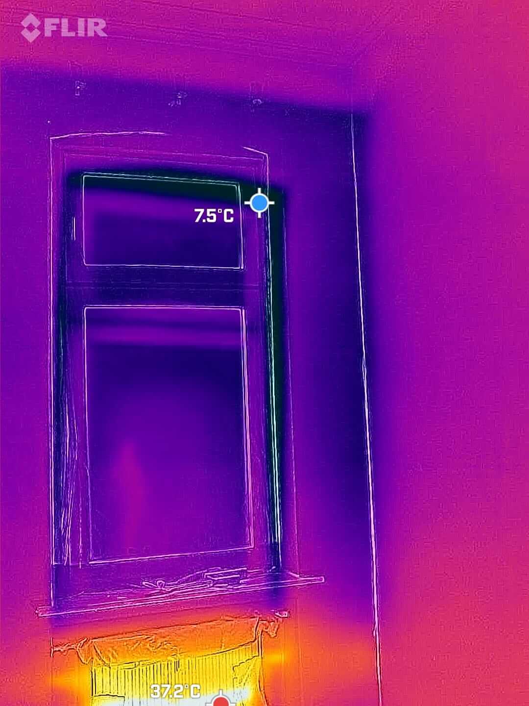 Wärmebildkamera im Einsatz zur Diagnose von Wärmebrücken und Schimmelrisiko an einer Außenwand durch Maler Schröder in Schloss Holte Stukenbrock