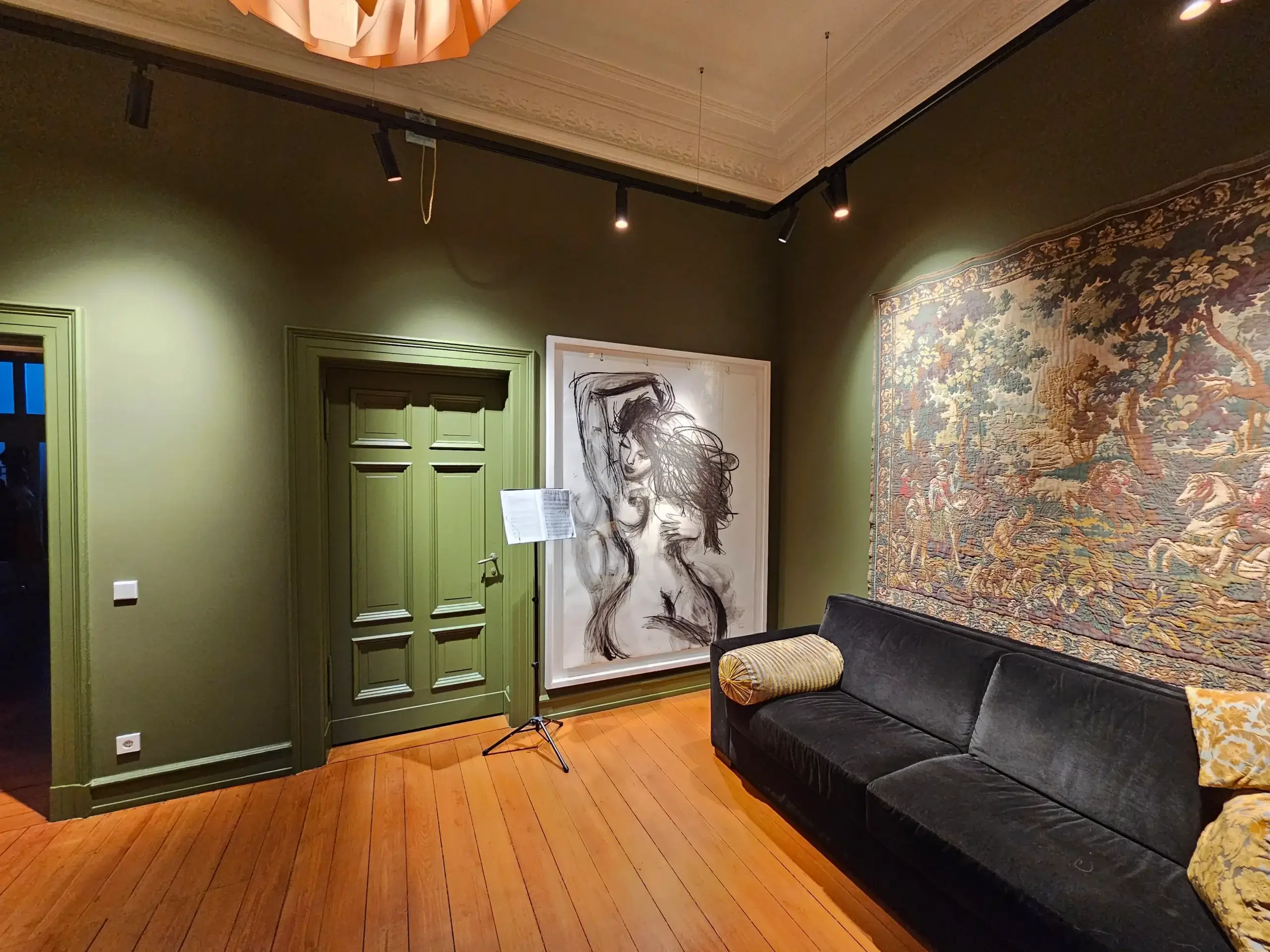 Hochwertig gestrichener Wohnraum mit farbigen Wänden und Decken nach Malerarbeiten in Schloss Holte-Stukenbrock